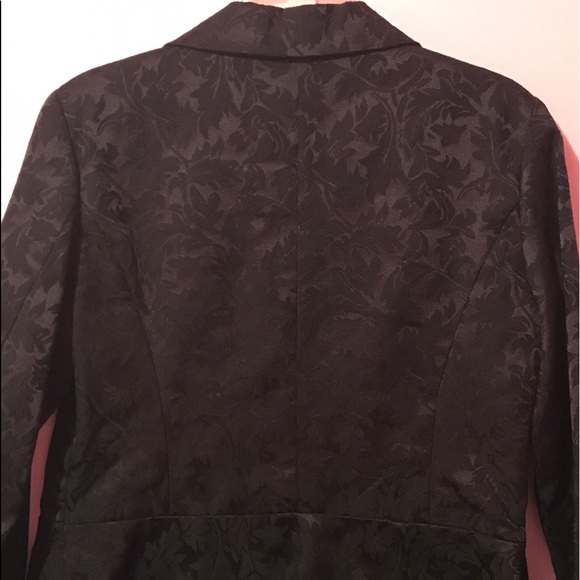 🌹Beautiful Black Blazer With Print🌹 - Picture 3 of 8